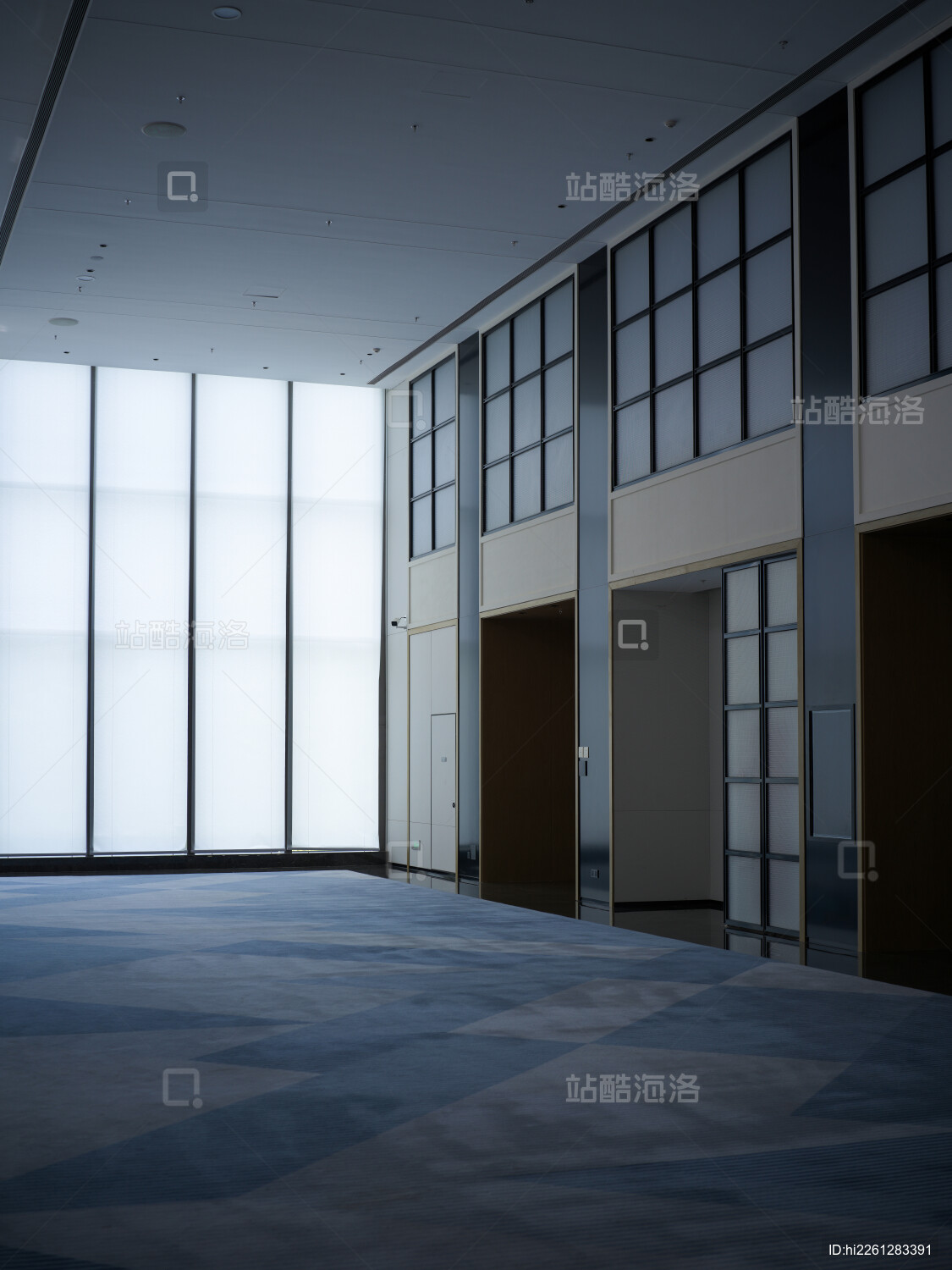 现代建筑内部空间的光影与线条