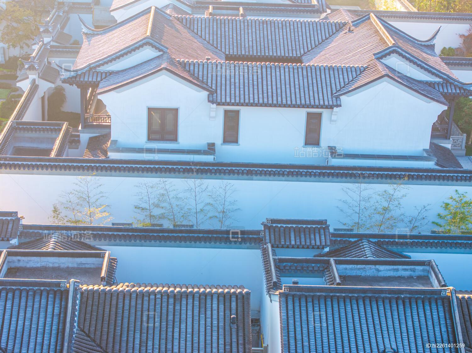 传统建筑群的屋顶与墙面