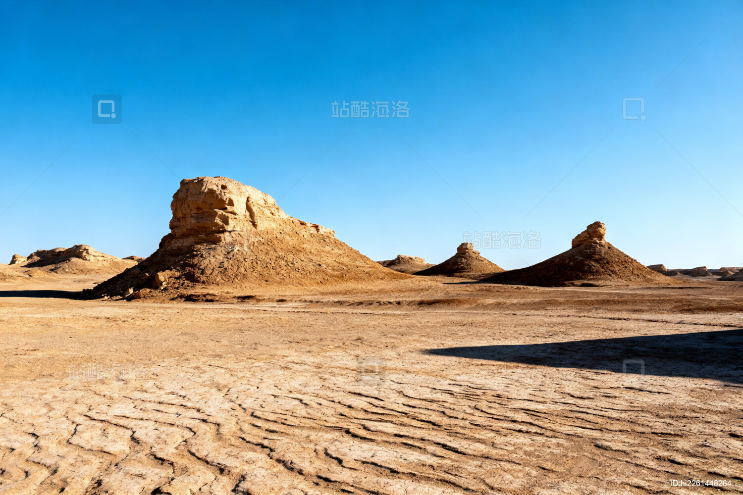 荒漠奇石景观蓝天映衬