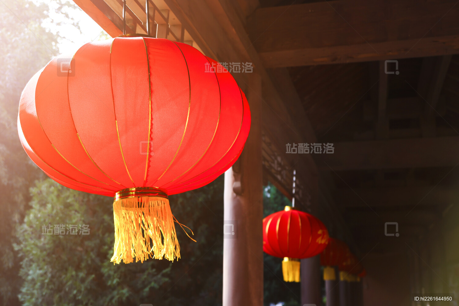 走廊悬挂的喜庆灯笼