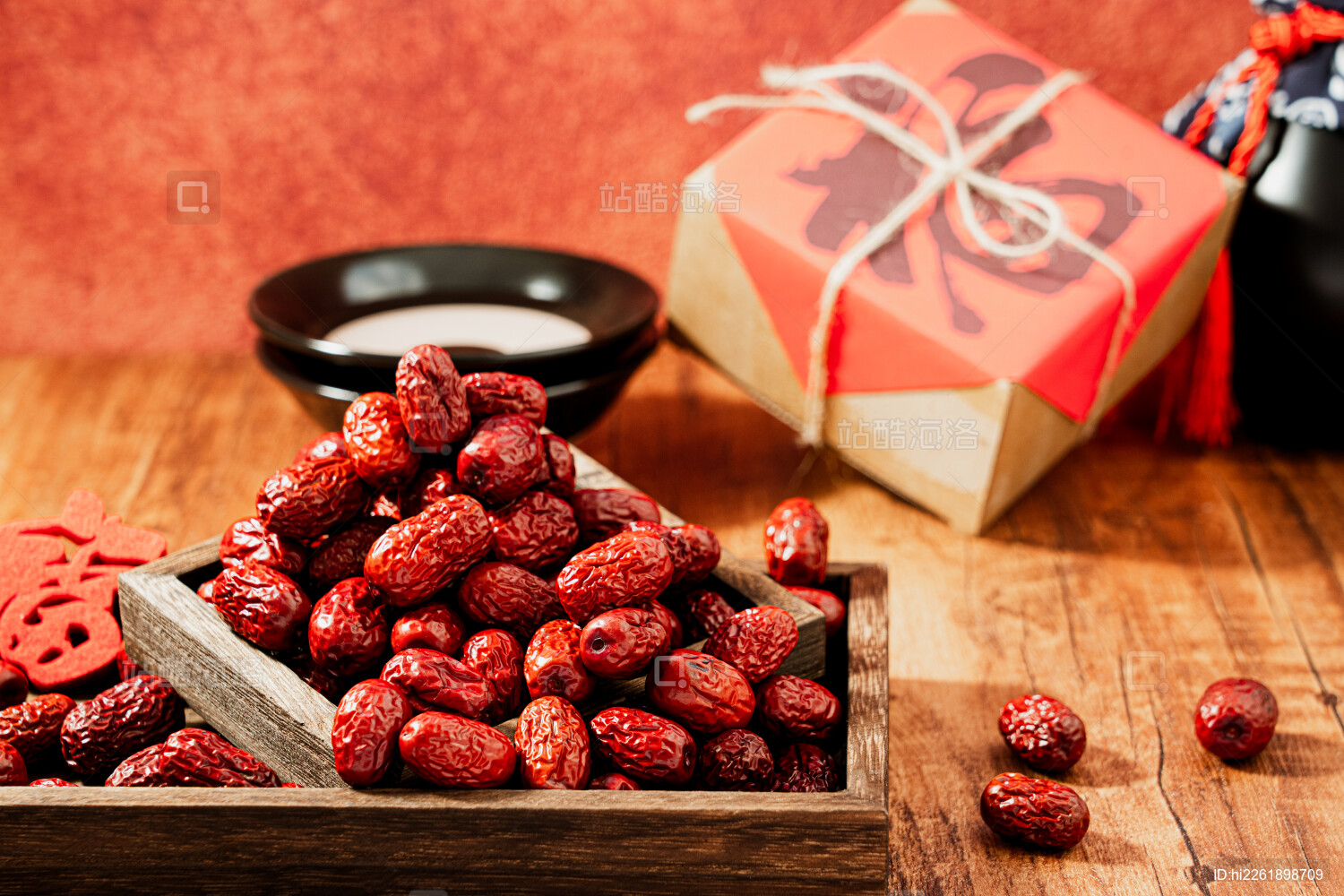 托盘里的红枣 福字礼盒营造节日氛围