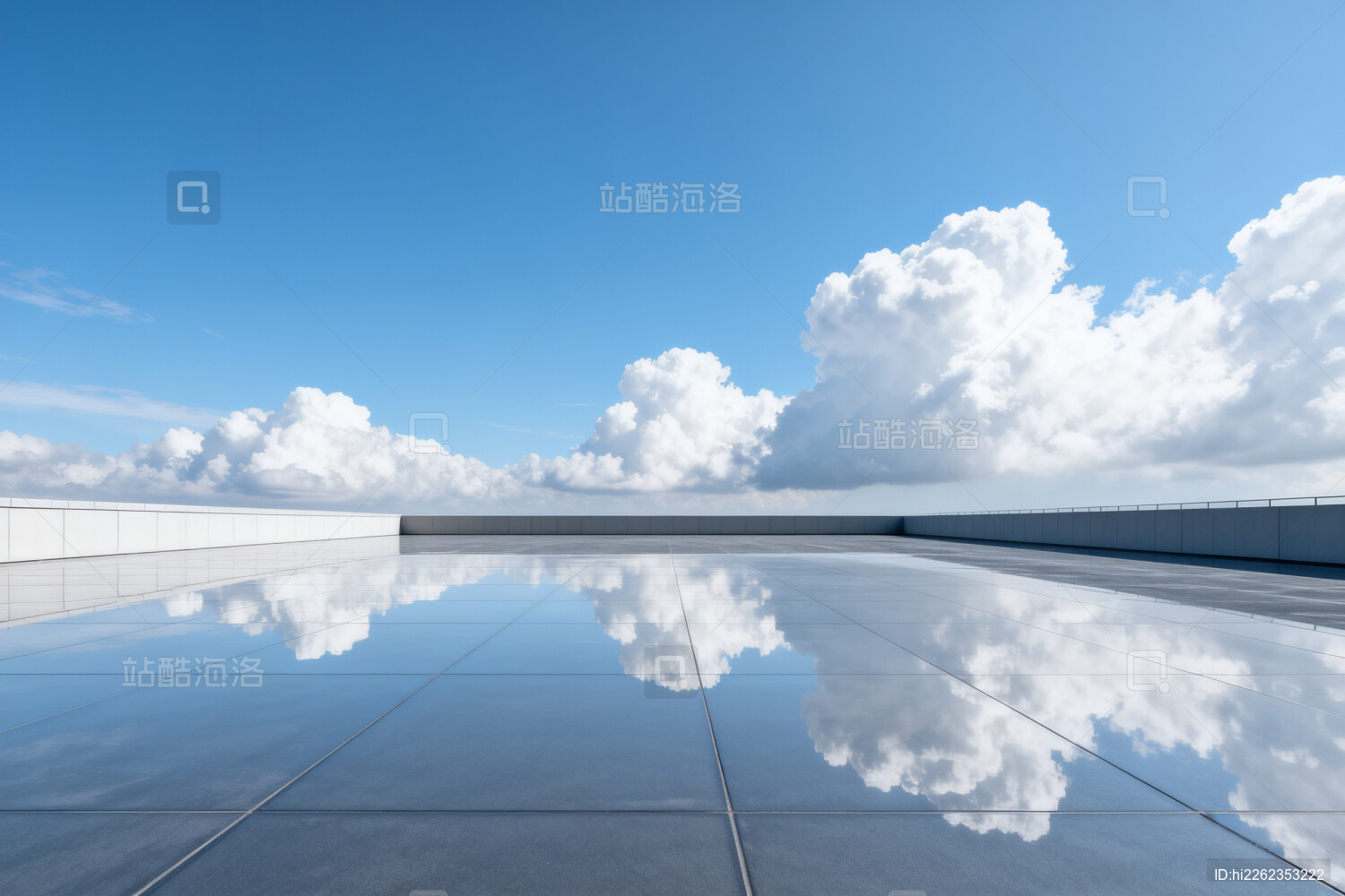 蓝天白云下的现代建筑露台