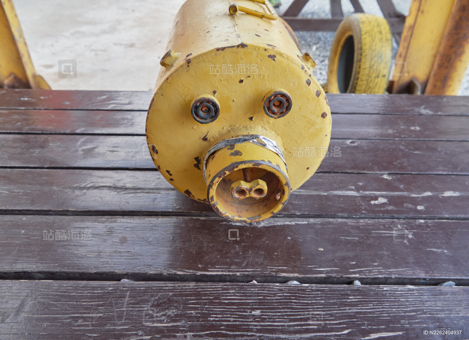 复古黄色工业设备部件木桌场景