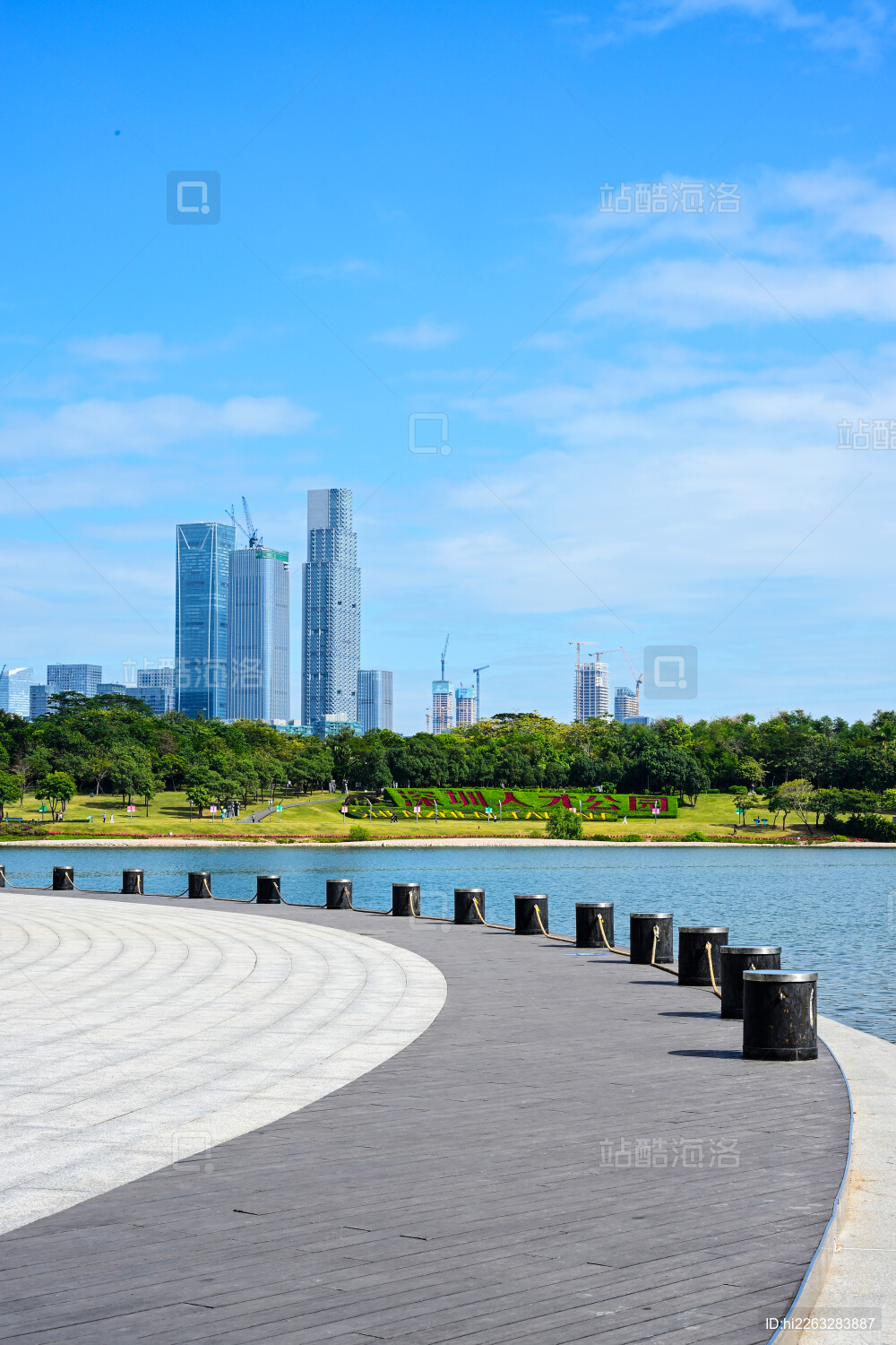 深圳人才公园现代建筑与海边栈道景观