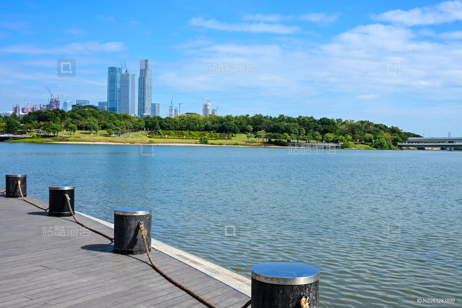 深圳人才公园现代建筑与海边栈道景观