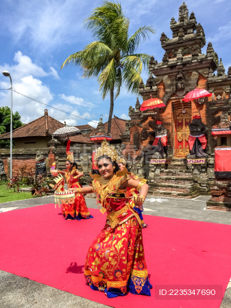 印度尼西亚巴厘岛乌布皇宫内女舞者跳民族舞蹈