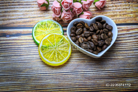 切片的柠檬与心形碗装的咖啡豆