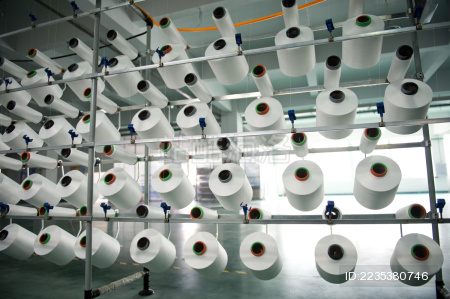 纺织业 - 纺纱机上的纱卷轴在一家纺织厂