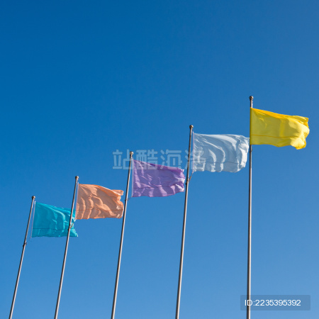 许多彩旗挥舞在蓝色天空背景.