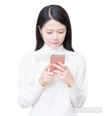 微笑着的人低头在看手里拿着的手机