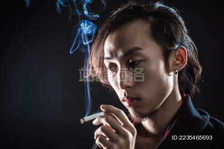 男人的侧视图吸烟