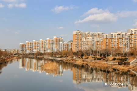 多云蓝天的西安浐灞生态区灞河楼房倒影