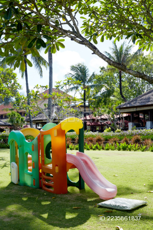 可爱的儿童滑梯在户外的公园里