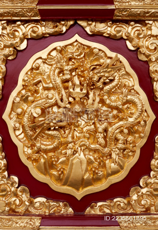 雕刻精美的黄金龙纹细节 在故宫里