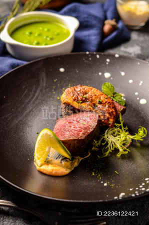 厚烧厚切顶级菲力牛排配香煎鹅肝