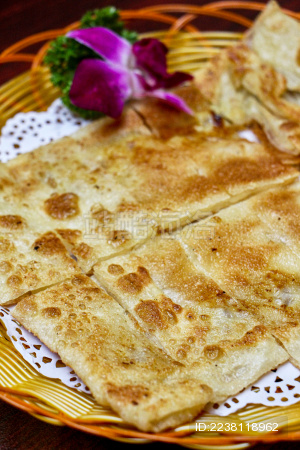 竹篓里的油煎薄饼