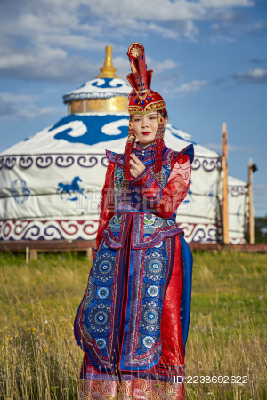草原蒙古包前身穿豪华蒙古族服饰的蒙族少女