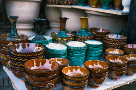 市场上的陶器