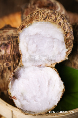 竹底上的牛奶毛芋头