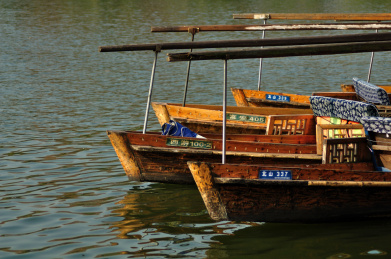 杭州西湖边的手摇船