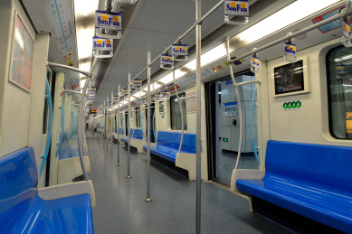 空无一人的地铁车厢高清图