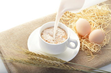 牛奶浇灌营养麦片