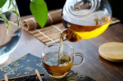 茶道中玻璃茶壶向玻璃杯里倒入热茶