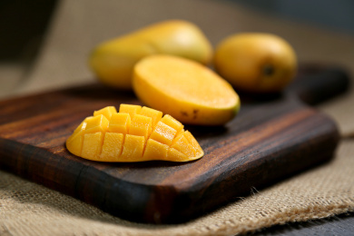 芒果放在木板上