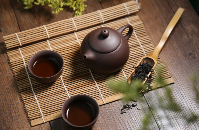 紫砂茶壶茶杯茶具放在竹帘上