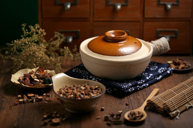 中药材和砂锅