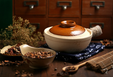 中药材和砂锅