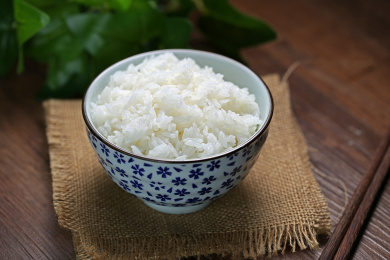 青花碗中的大米饭