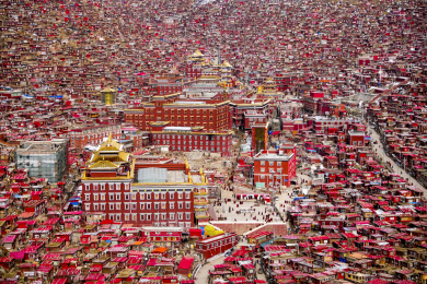 川西甘孜色达县五明佛学院红色房子