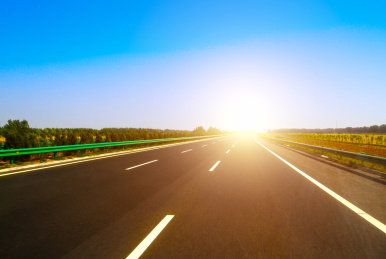 阳光下的公路 路 地平线