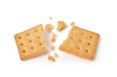 掰开两半的芝士饼干