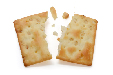 掰开两半的燕麦饼干