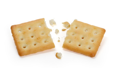 掰开两半的牛奶饼干