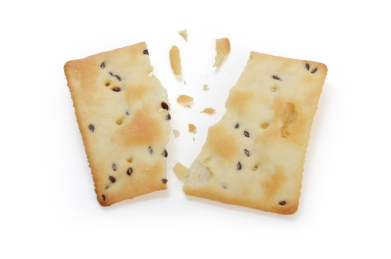 掰开两半的亚麻籽饼干