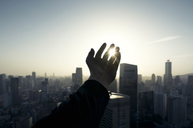 逆光之下的指缝阳光