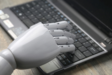 人工智能机器人手在键盘上打字