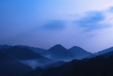 日出之前的山峰