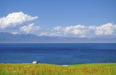 赛里木湖边
