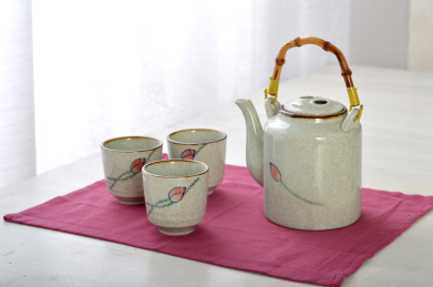 手造陶瓷茶具搭配桃红色茶巾