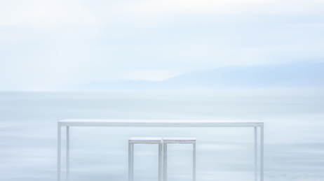 洱海边的白椅子