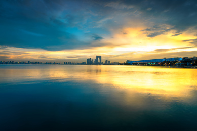 夏天傍晚的金鸡湖日落风暴