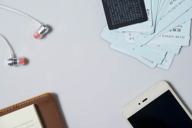 顶视图的相机,耳机,笔记本，手机和咖啡在白色背景上