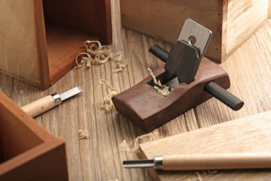 木工刨子和刻刀放在桌子上