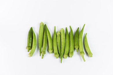白色背景下的秋葵 秋葵