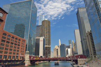 芝加哥河上的铁桥及建筑群