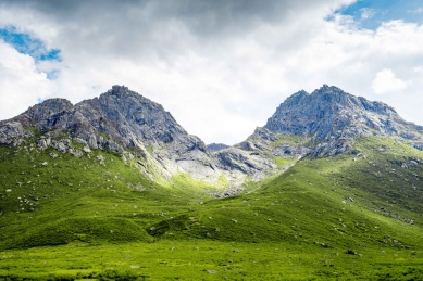 蓝天白云下的草地与公路